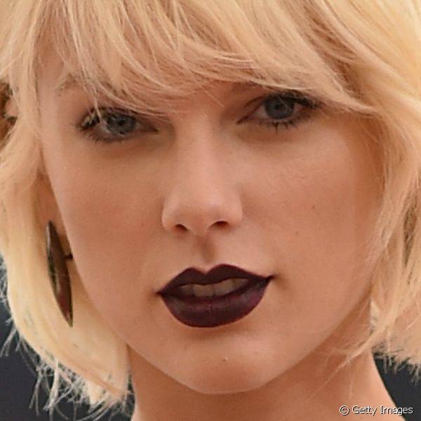 No baile do MET, Taylor Swift escolheu um estilo bem 'rocker', com lábios vinho escuro e unhas da mesma cor